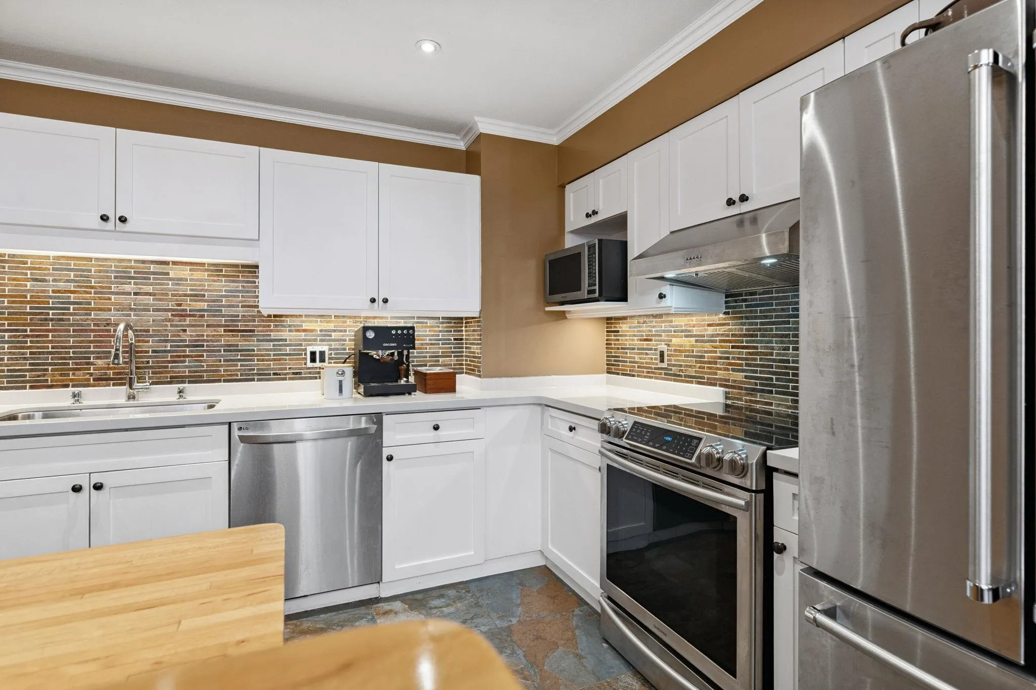 104 6 Renaissance Square