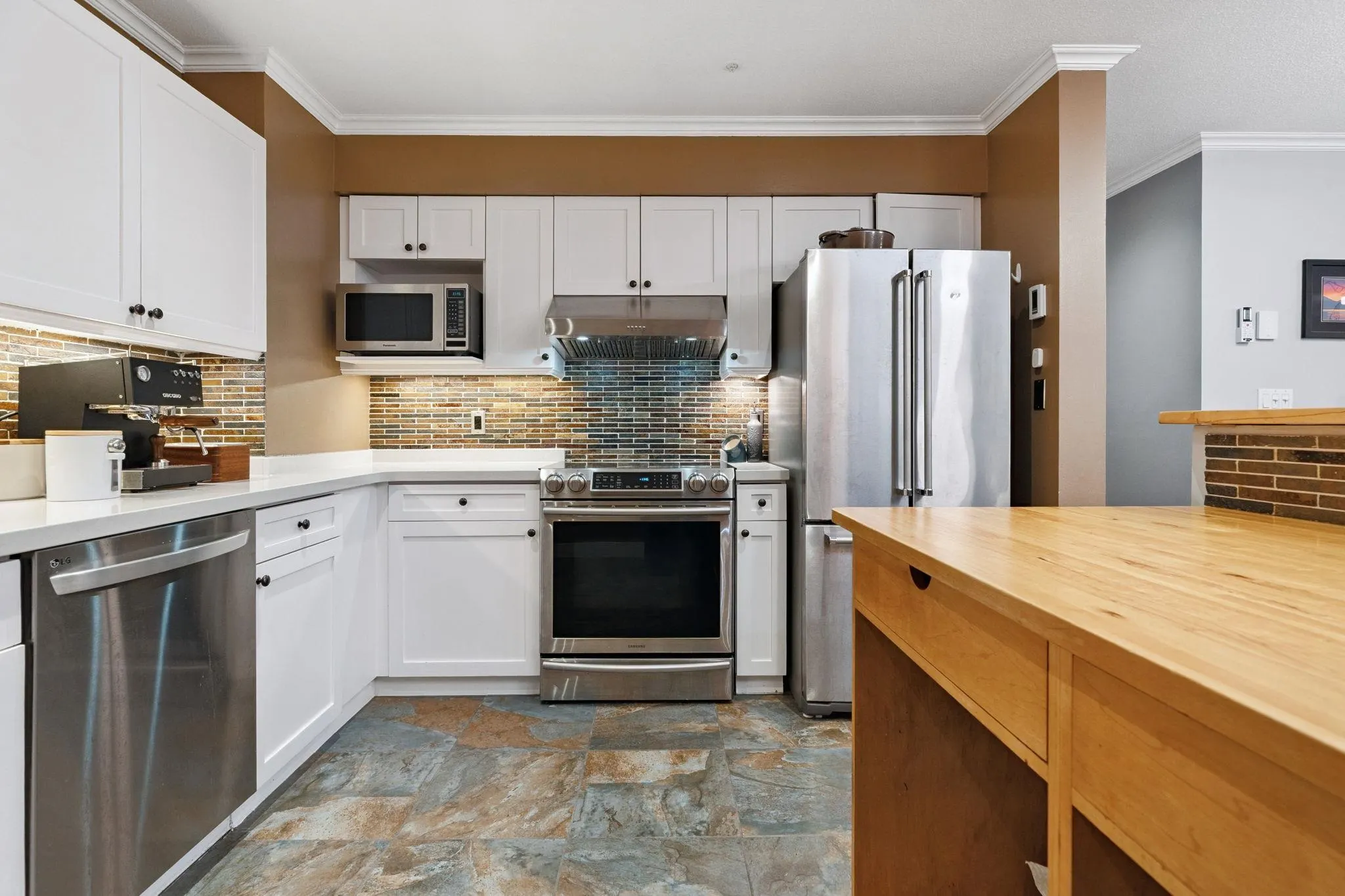 104 6 Renaissance Square