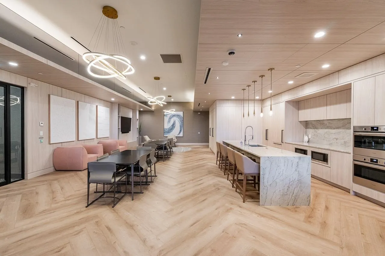 610 2108 Gilmore Avenue