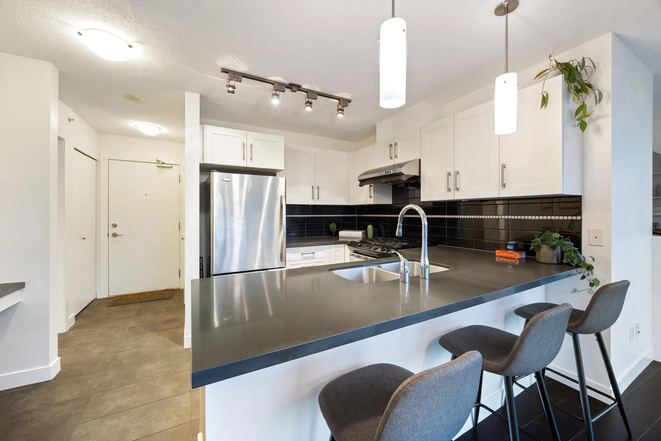 907 7090 Edmonds Street