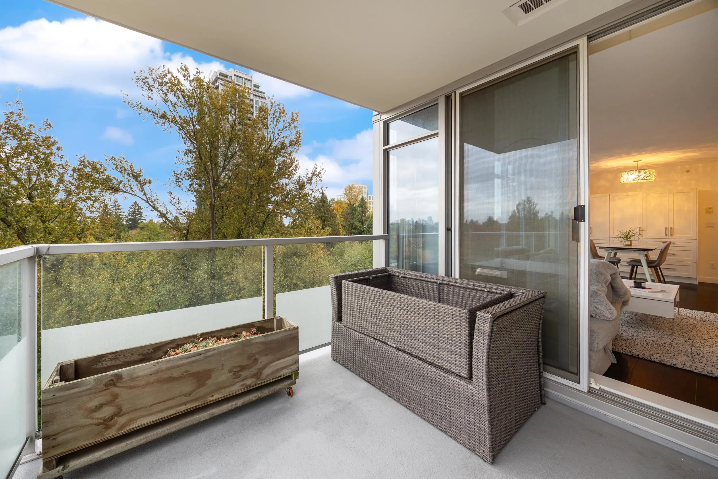 907 7090 Edmonds Street