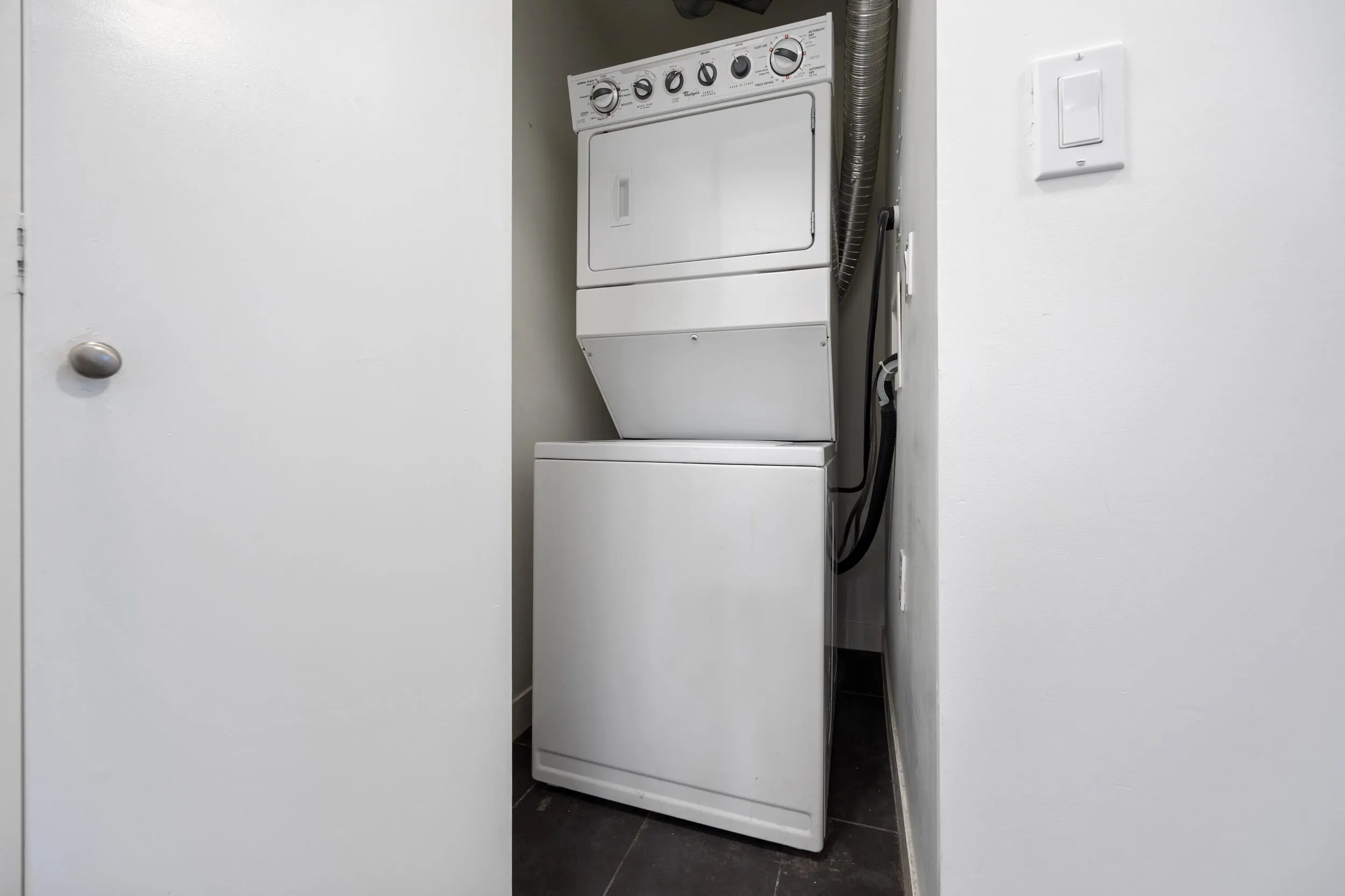 907 7090 Edmonds Street