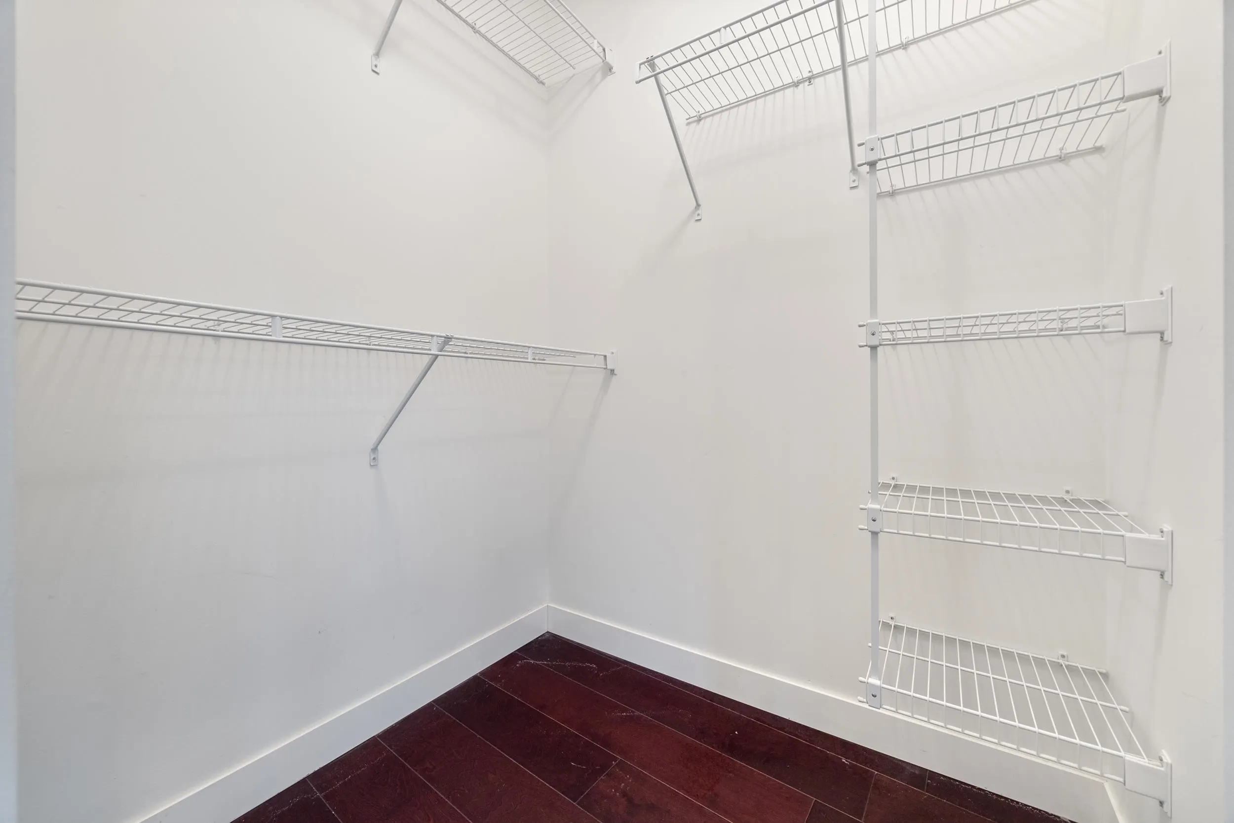 907 7090 Edmonds Street