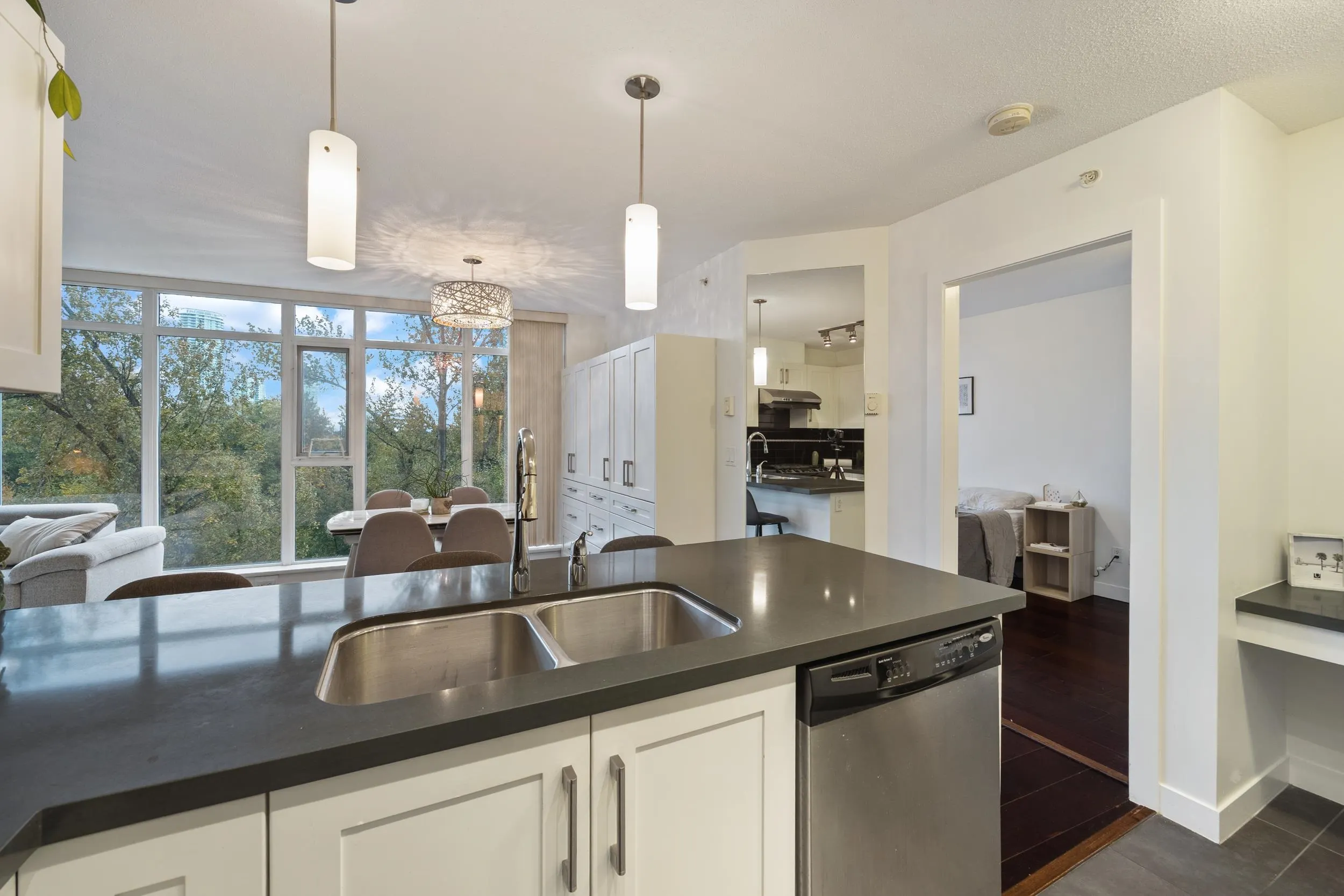 907 7090 Edmonds Street