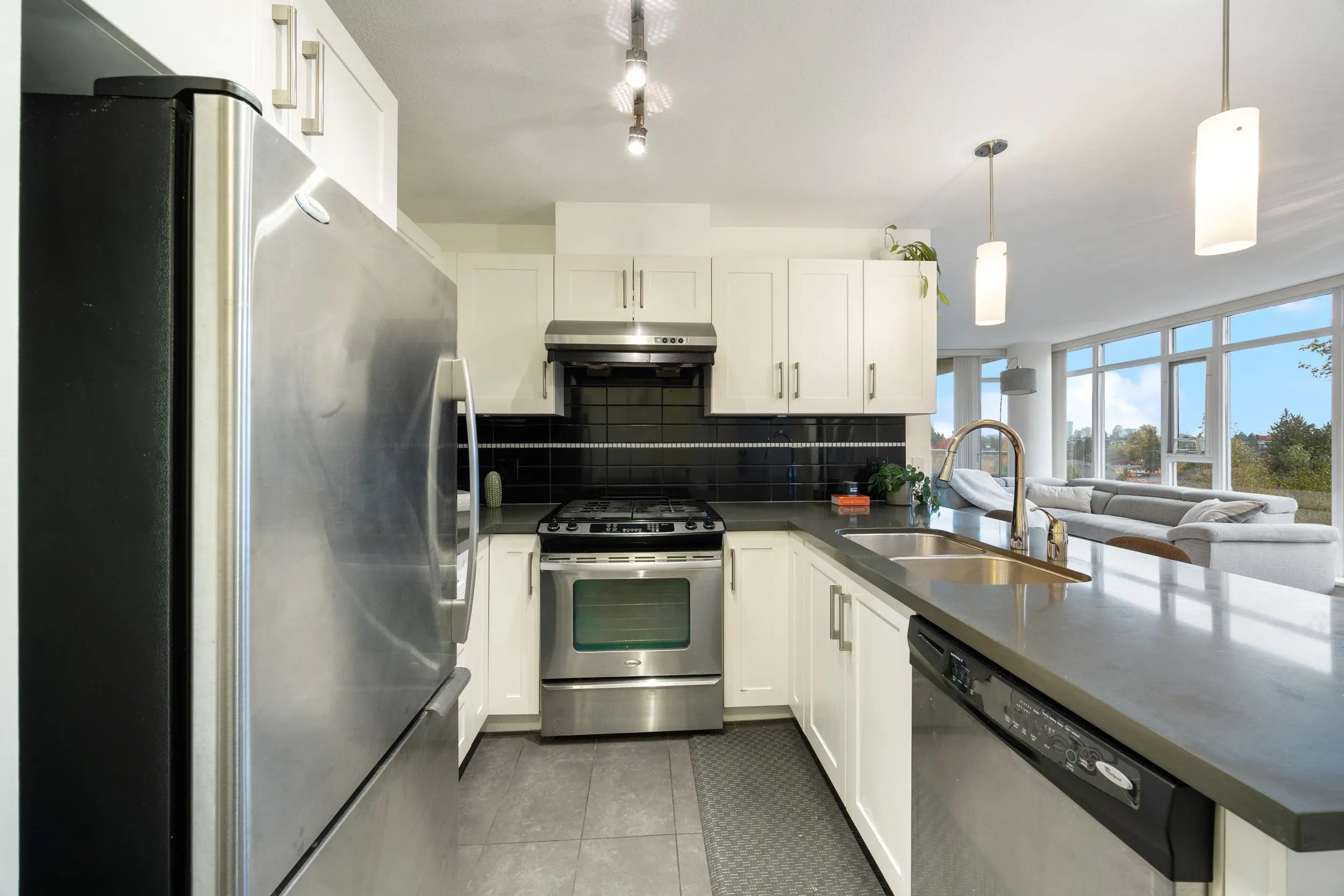 907 7090 Edmonds Street