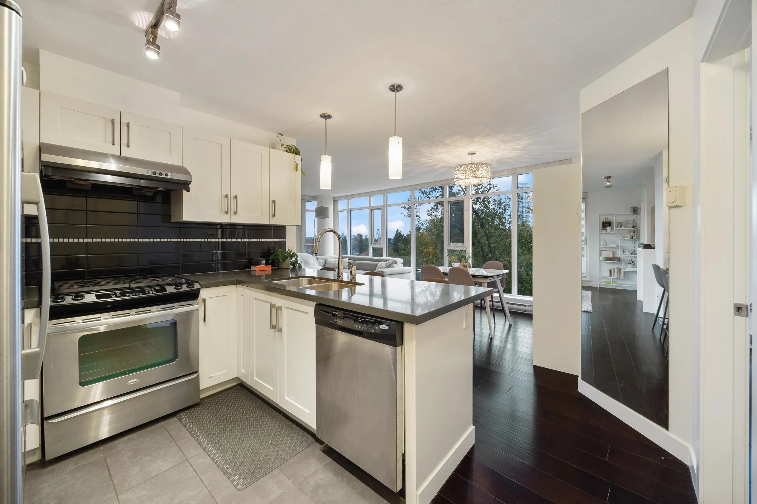 907 7090 Edmonds Street