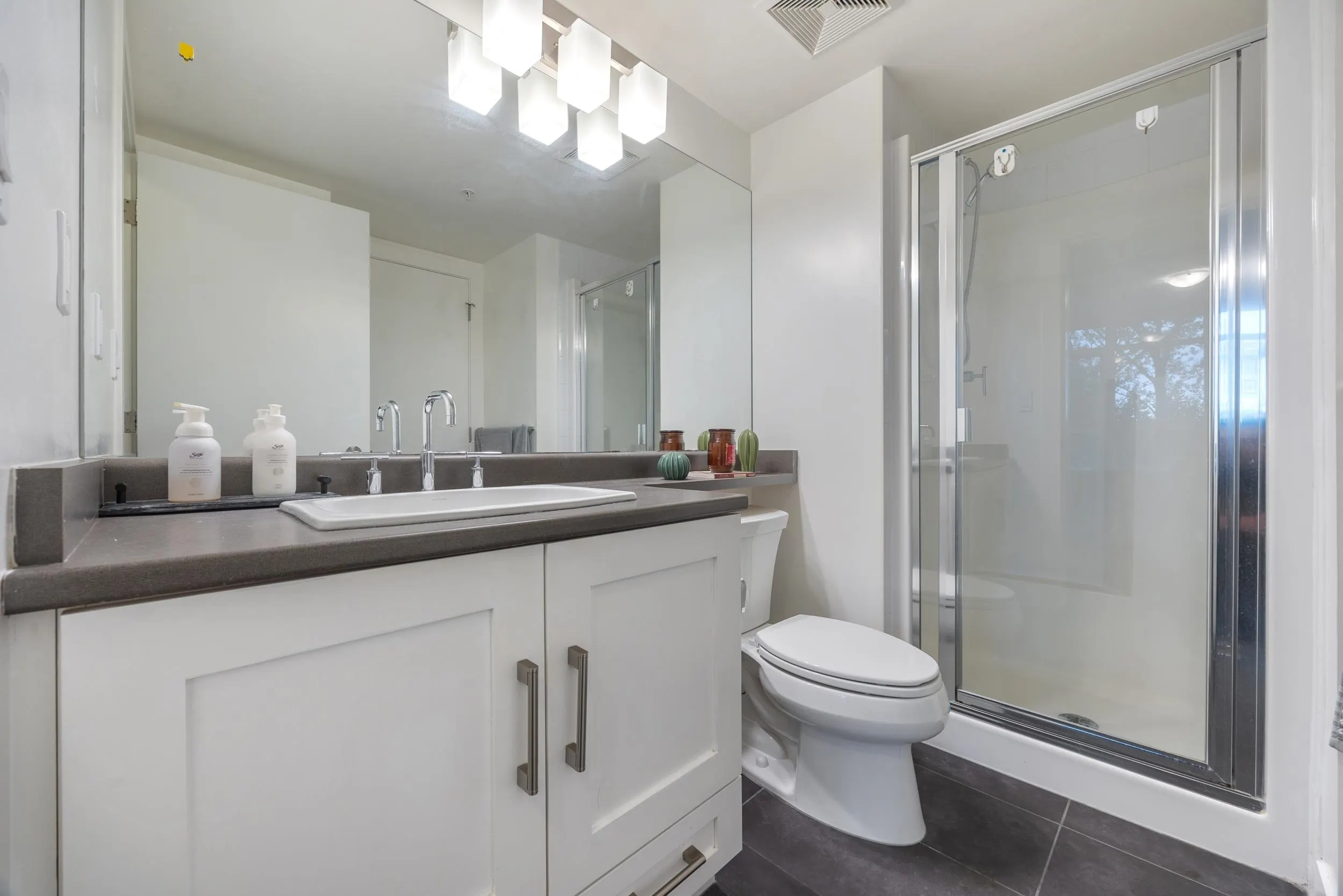 907 7090 Edmonds Street