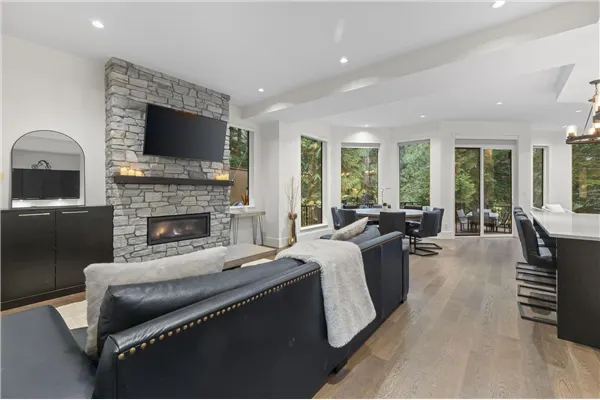 22 3295 Sunnyside Road