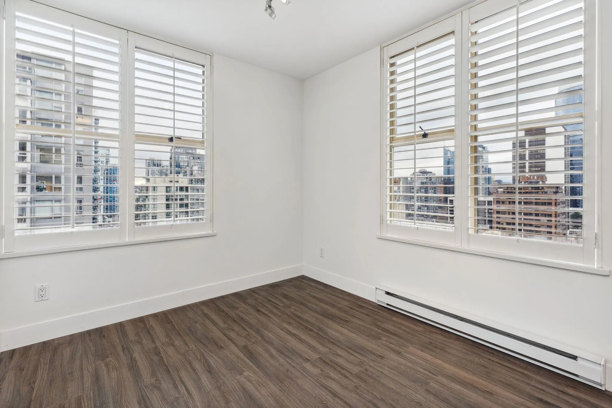 2002 989 Richards Street