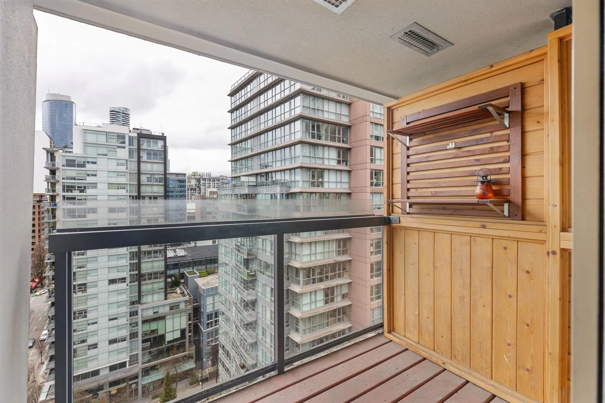 2002 989 Richards Street