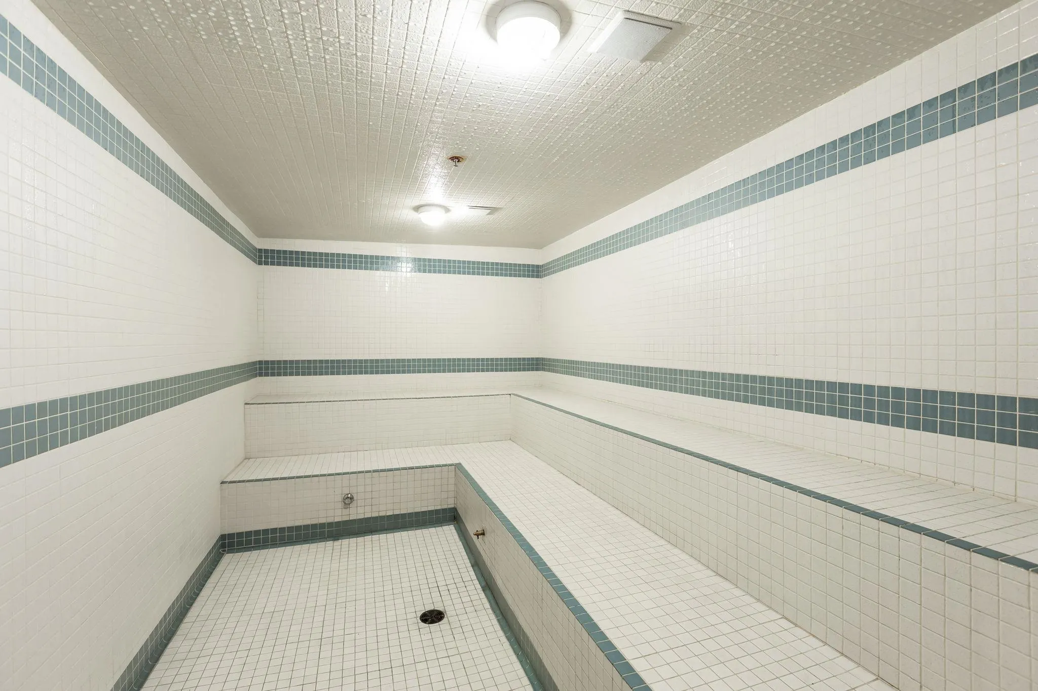 2002 989 Richards Street