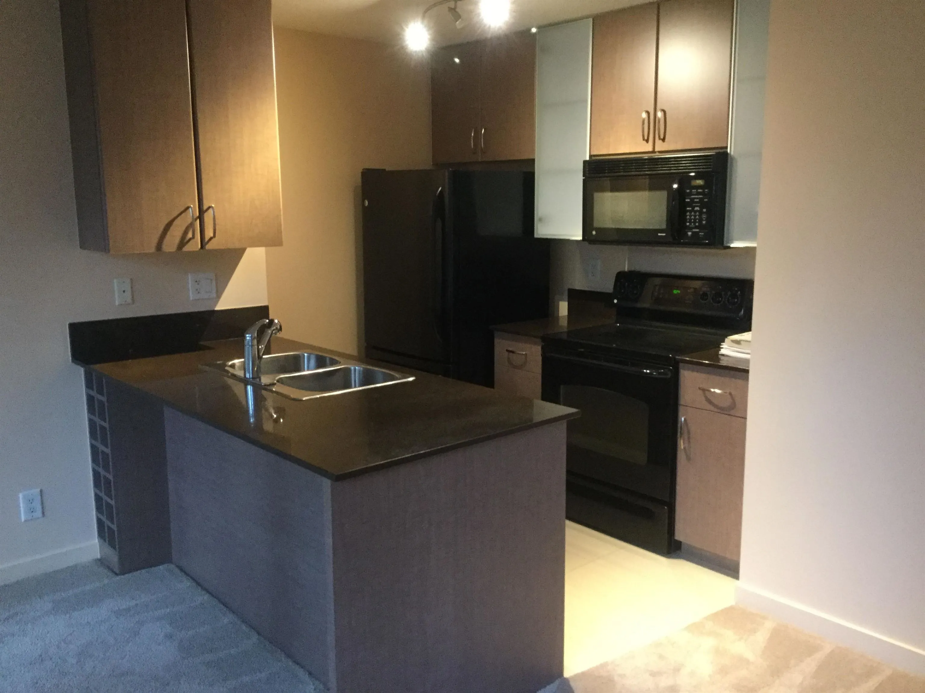 602 977 Mainland Street