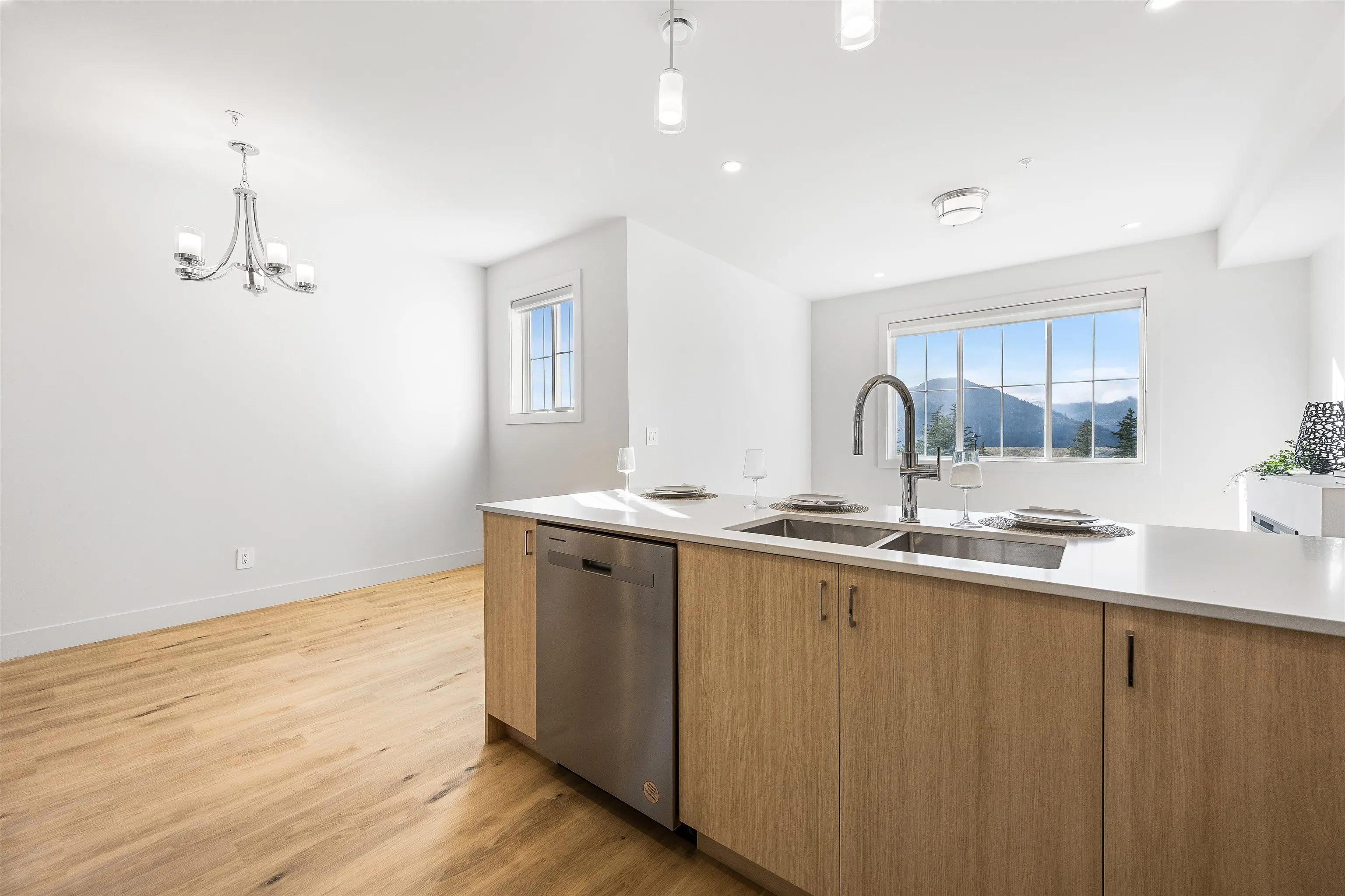 36 1928 Woodside Boulevard