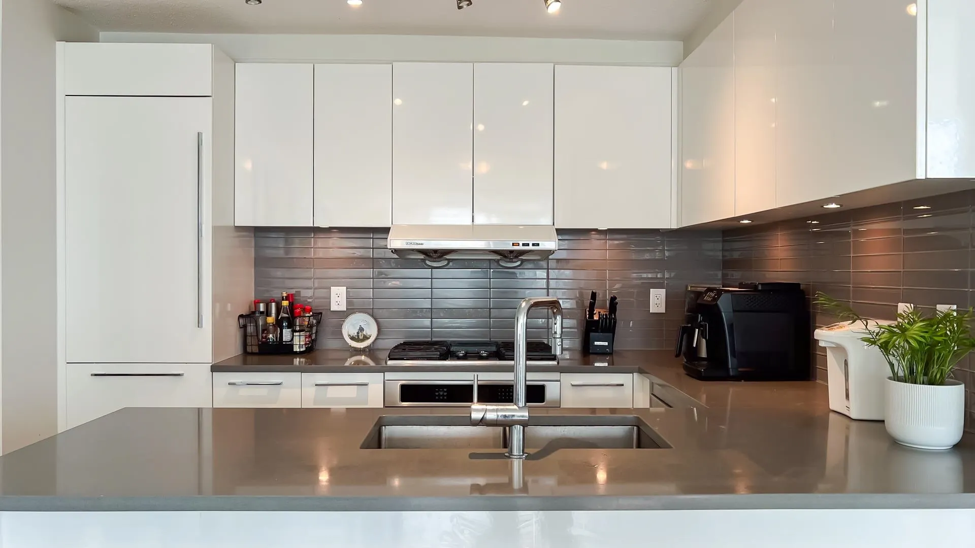 1105 6658 Dow Avenue