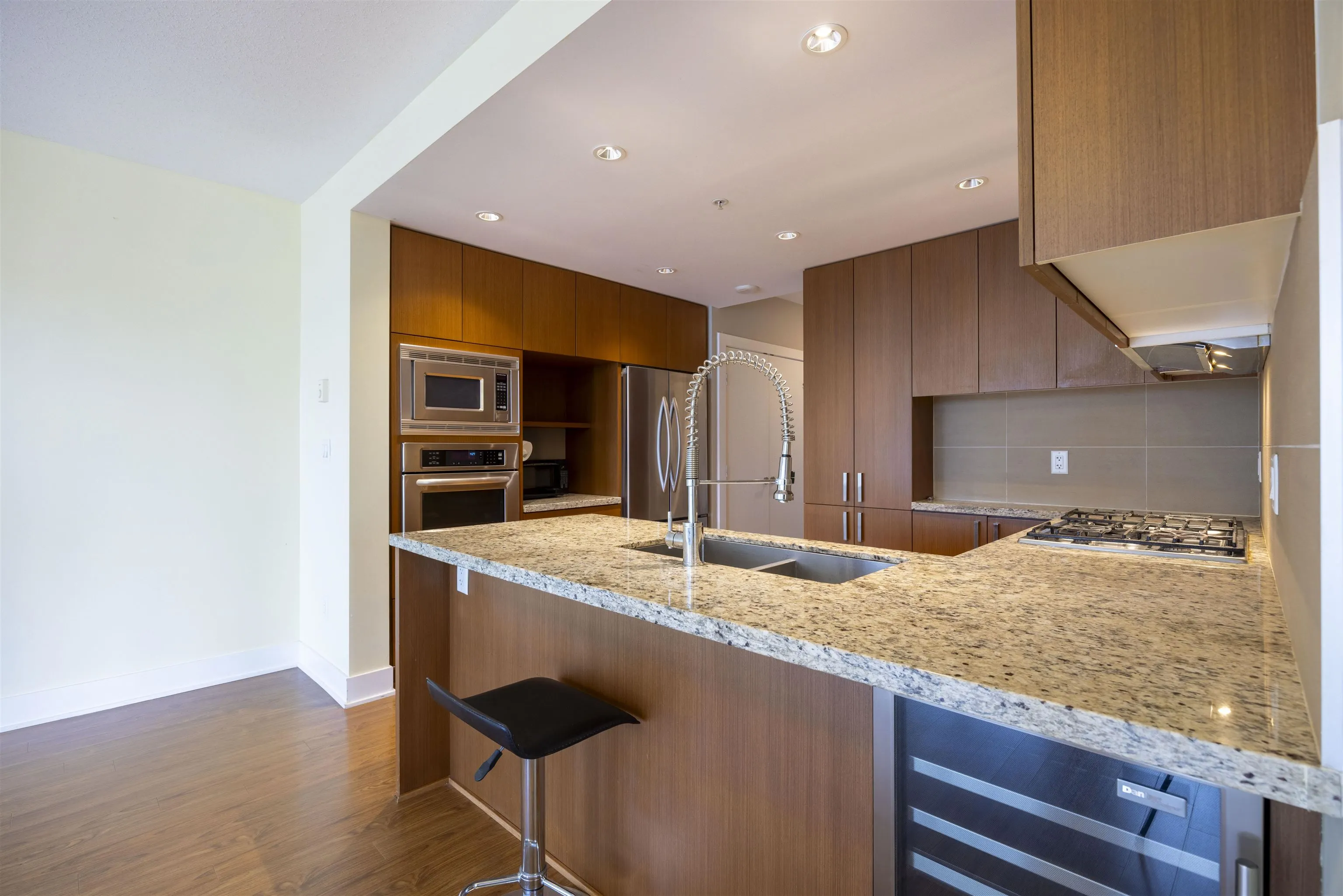 2002 1155 The High Street