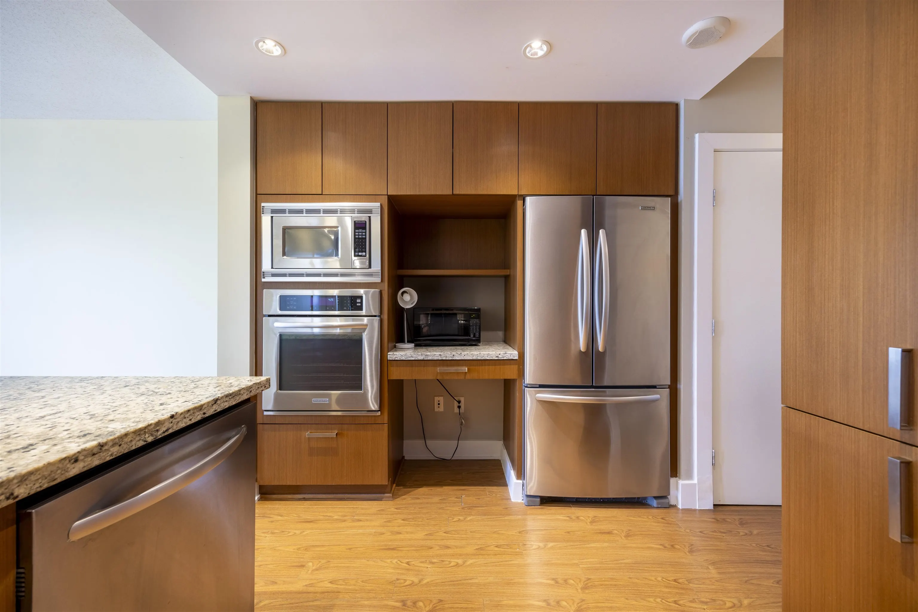 2002 1155 The High Street