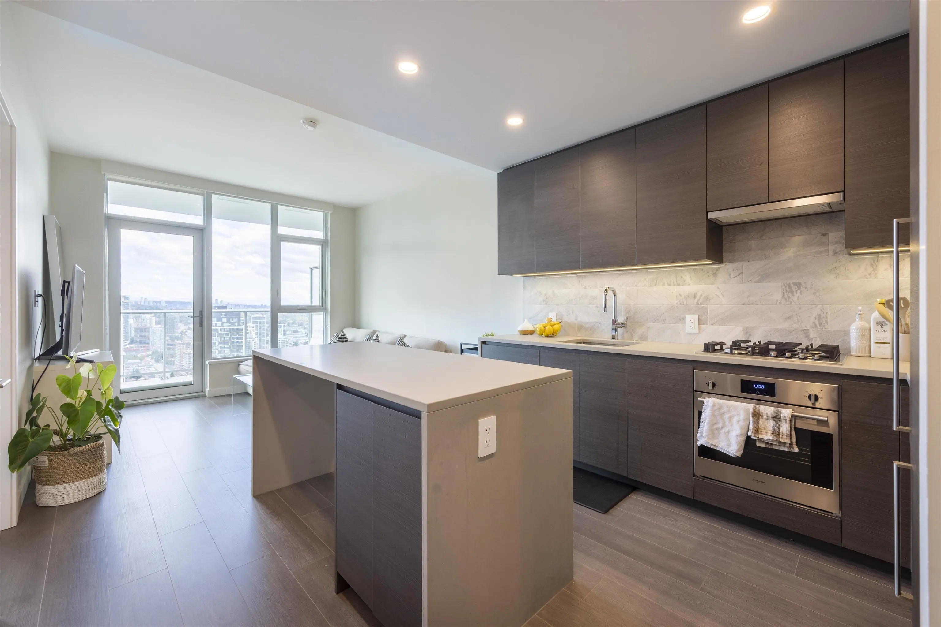 4402 2186 Gilmore Avenue