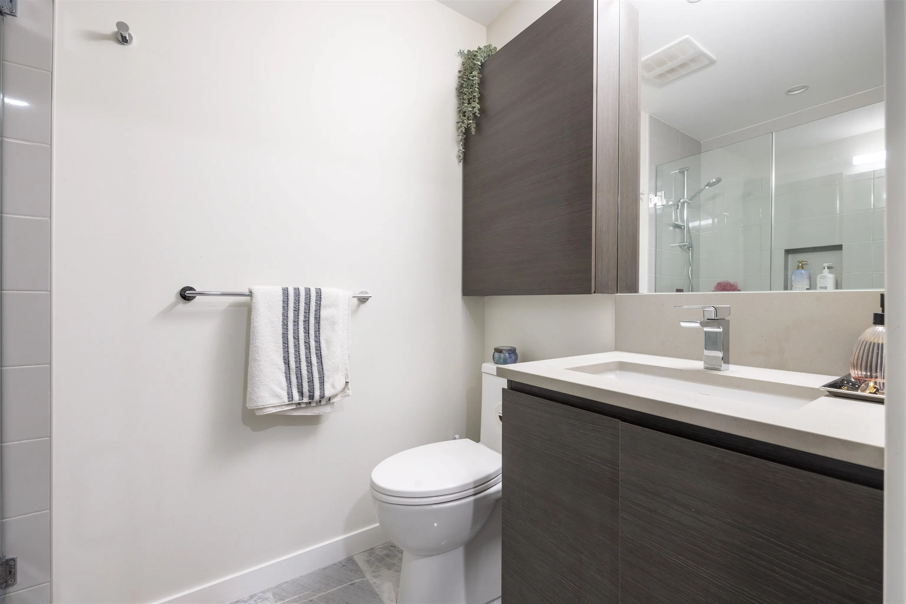 4402 2186 Gilmore Avenue