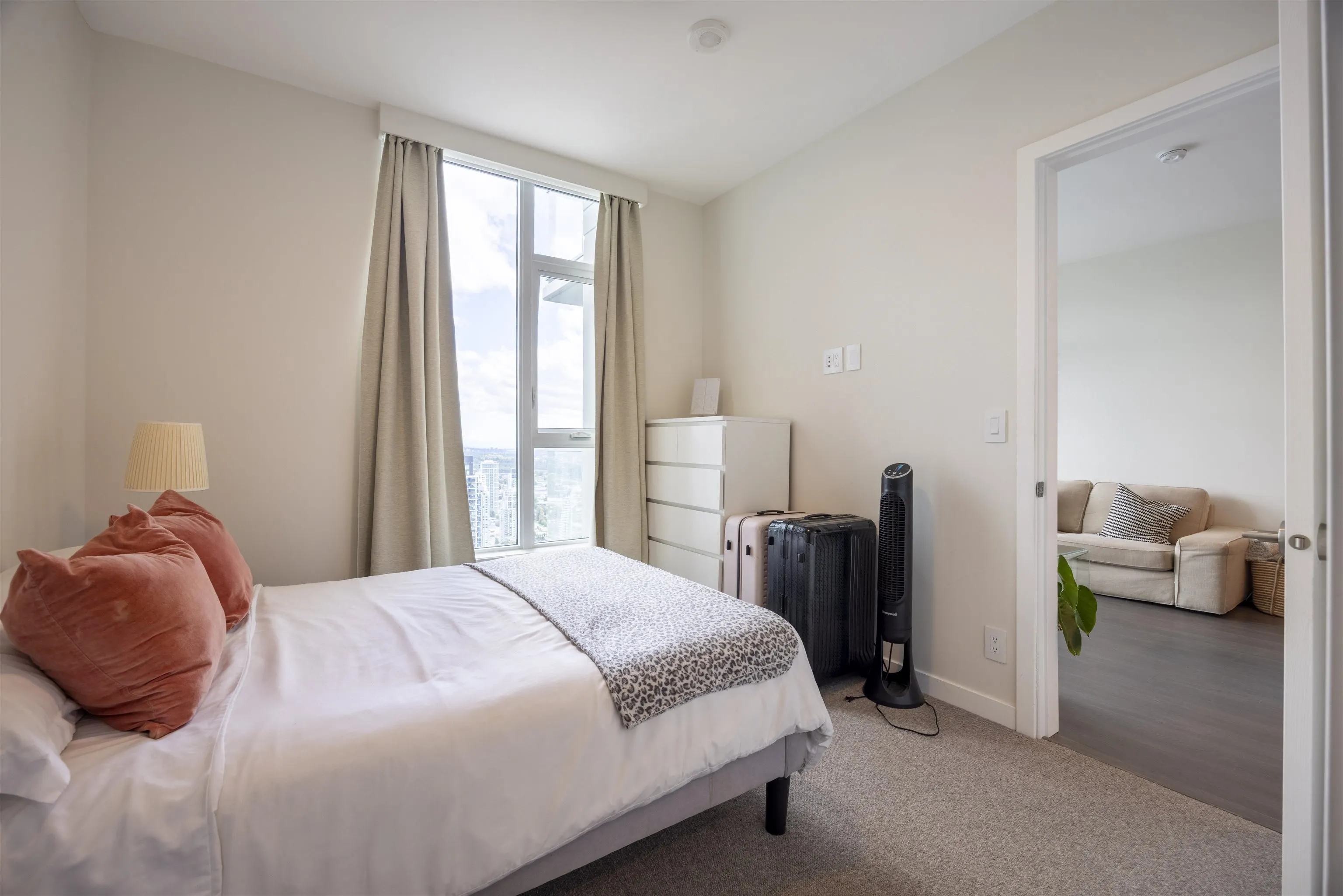 4402 2186 Gilmore Avenue