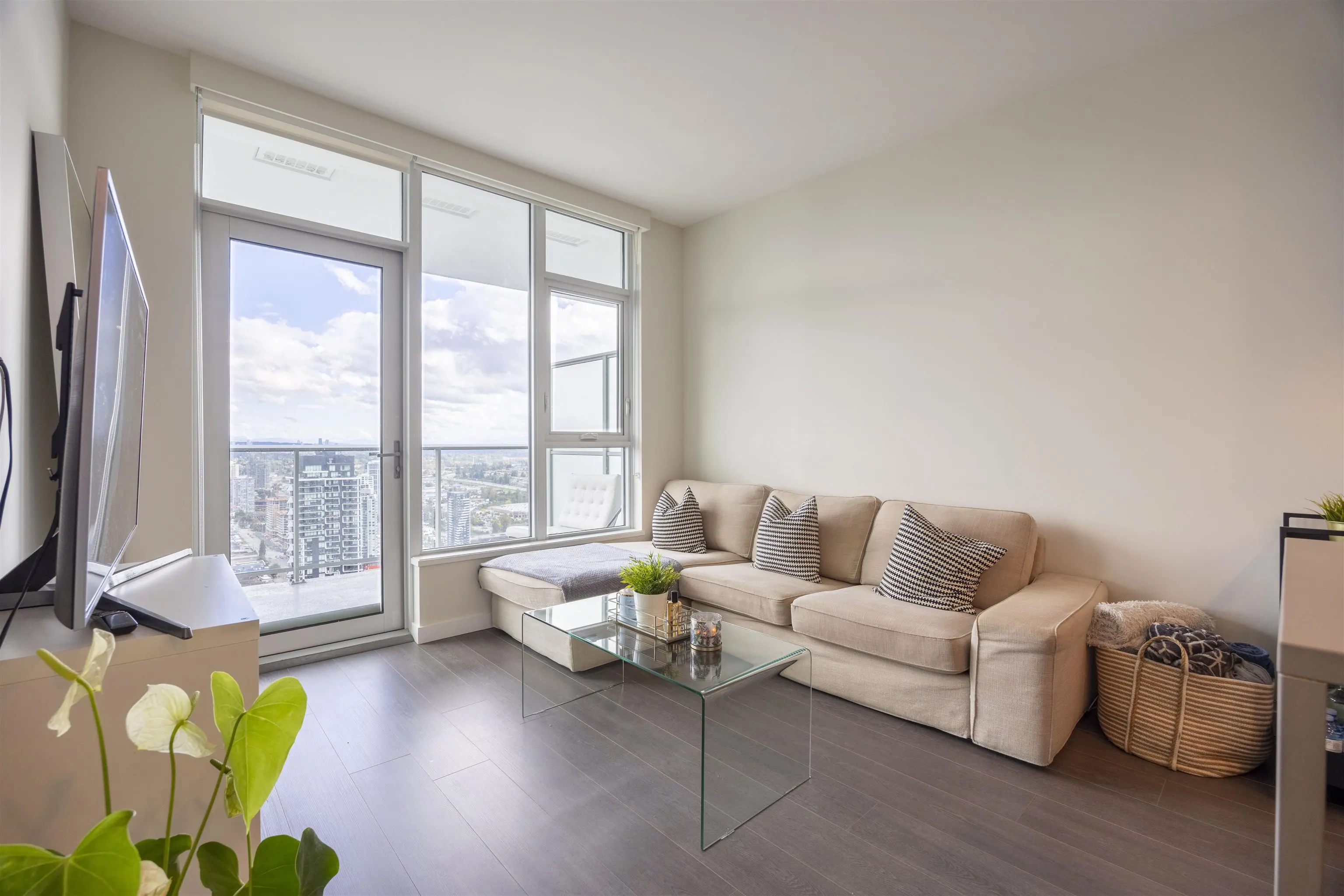 4402 2186 Gilmore Avenue