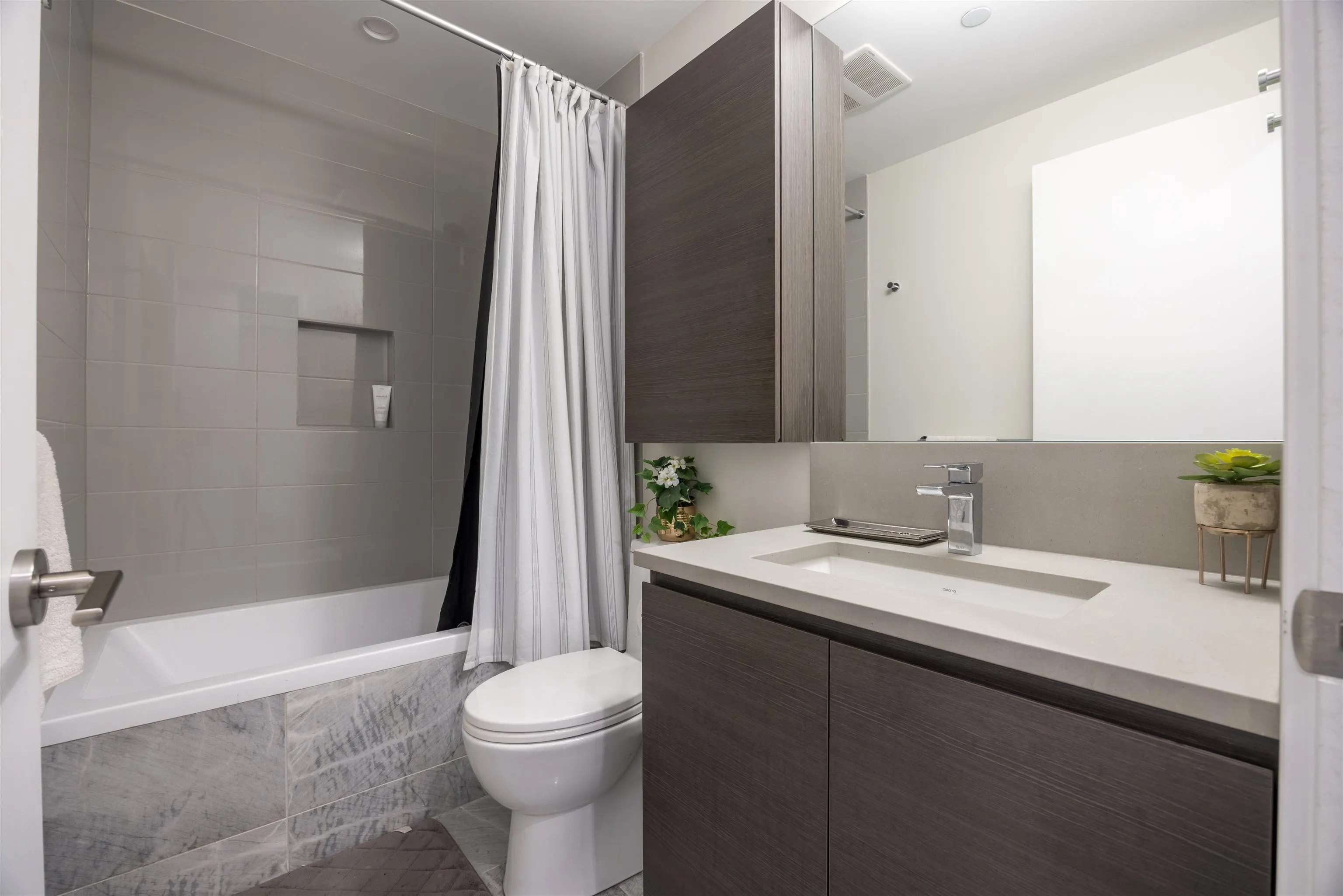 4402 2186 Gilmore Avenue