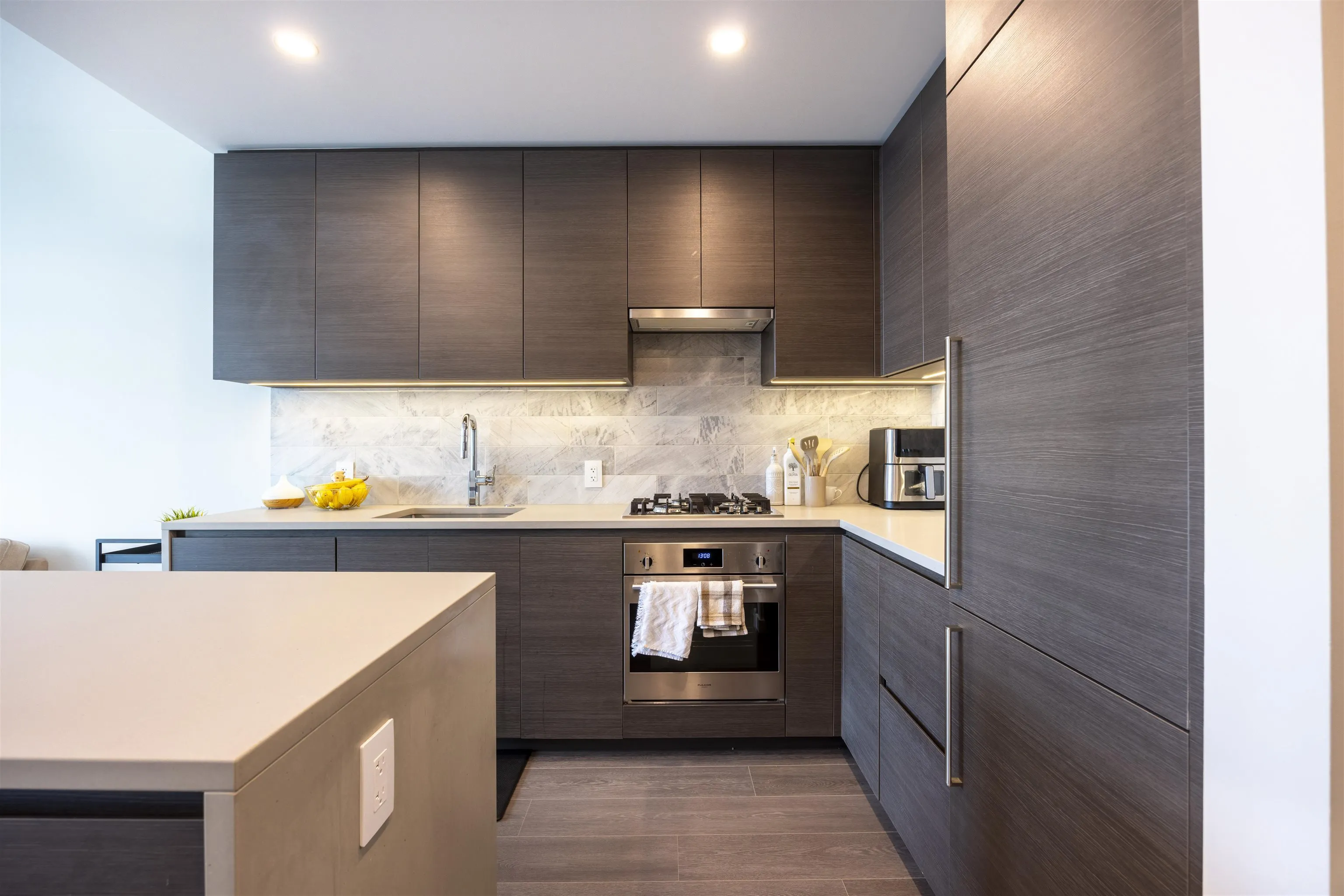 4402 2186 Gilmore Avenue