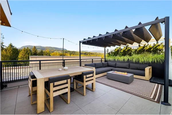 619 55 Klahanie Drive