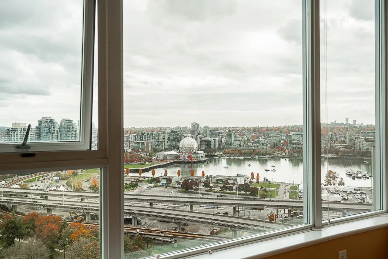 2608 58 Keefer Place