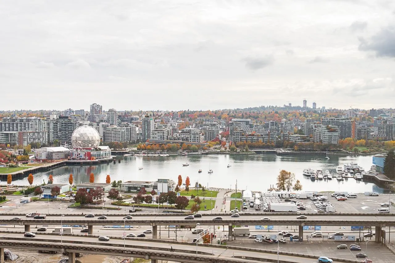 2608 58 Keefer Place