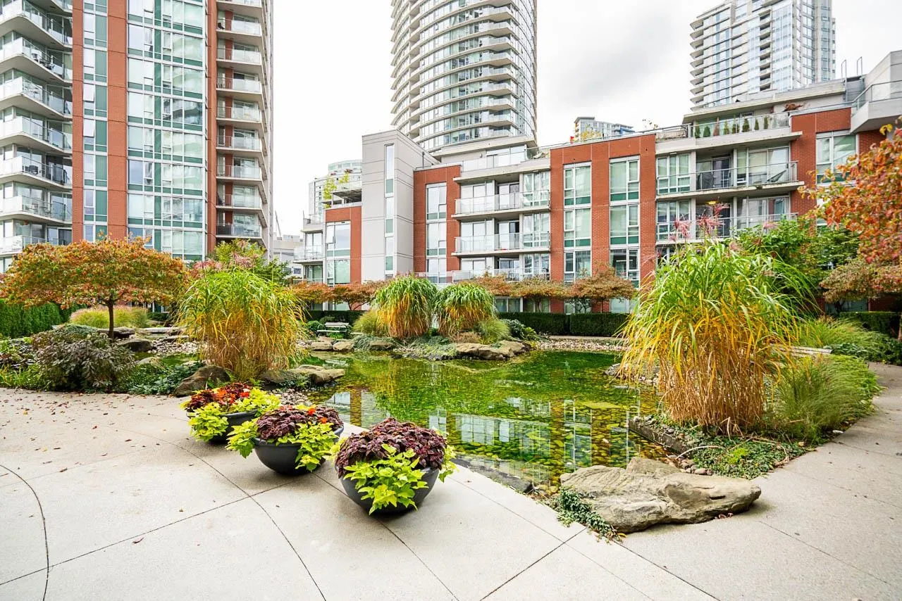 2608 58 Keefer Place