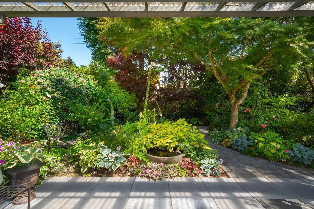 1132 Maplewood Crescent