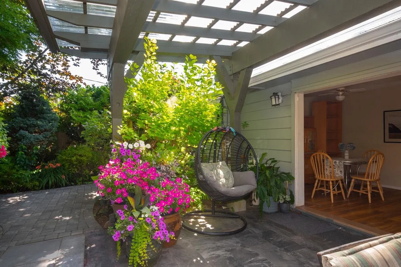 1132 Maplewood Crescent