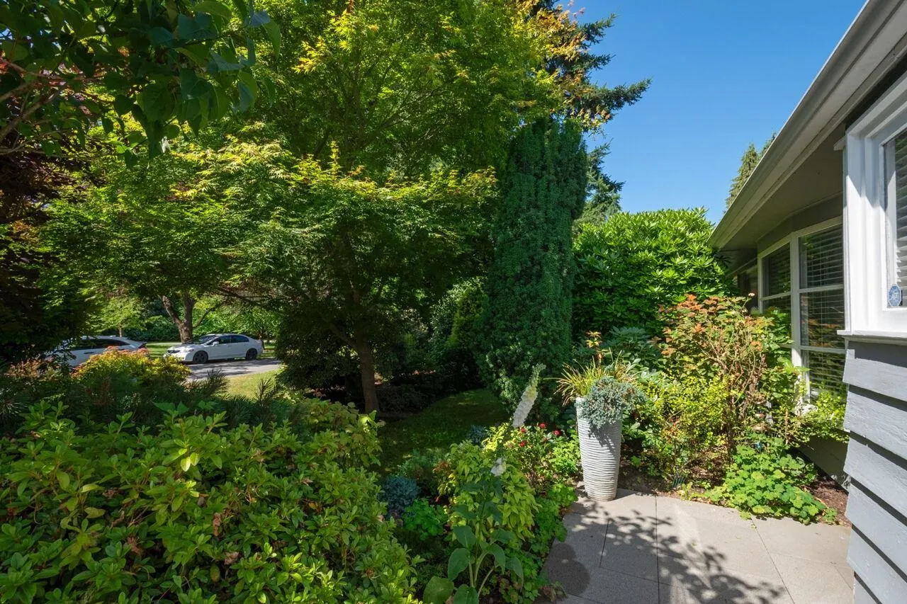 1132 Maplewood Crescent