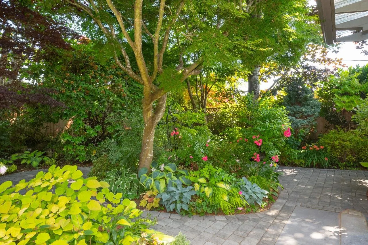 1132 Maplewood Crescent