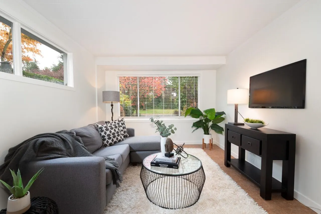 1132 Maplewood Crescent