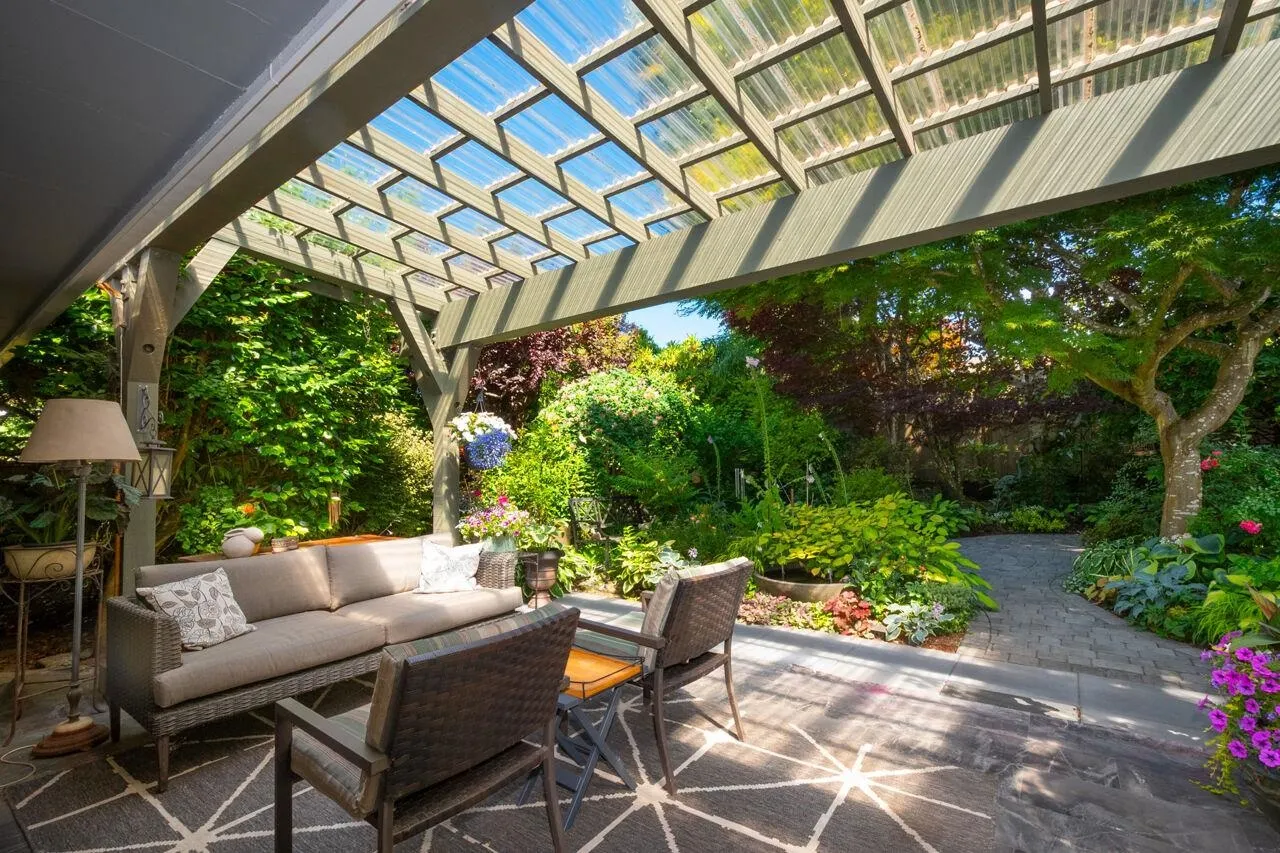 1132 Maplewood Crescent