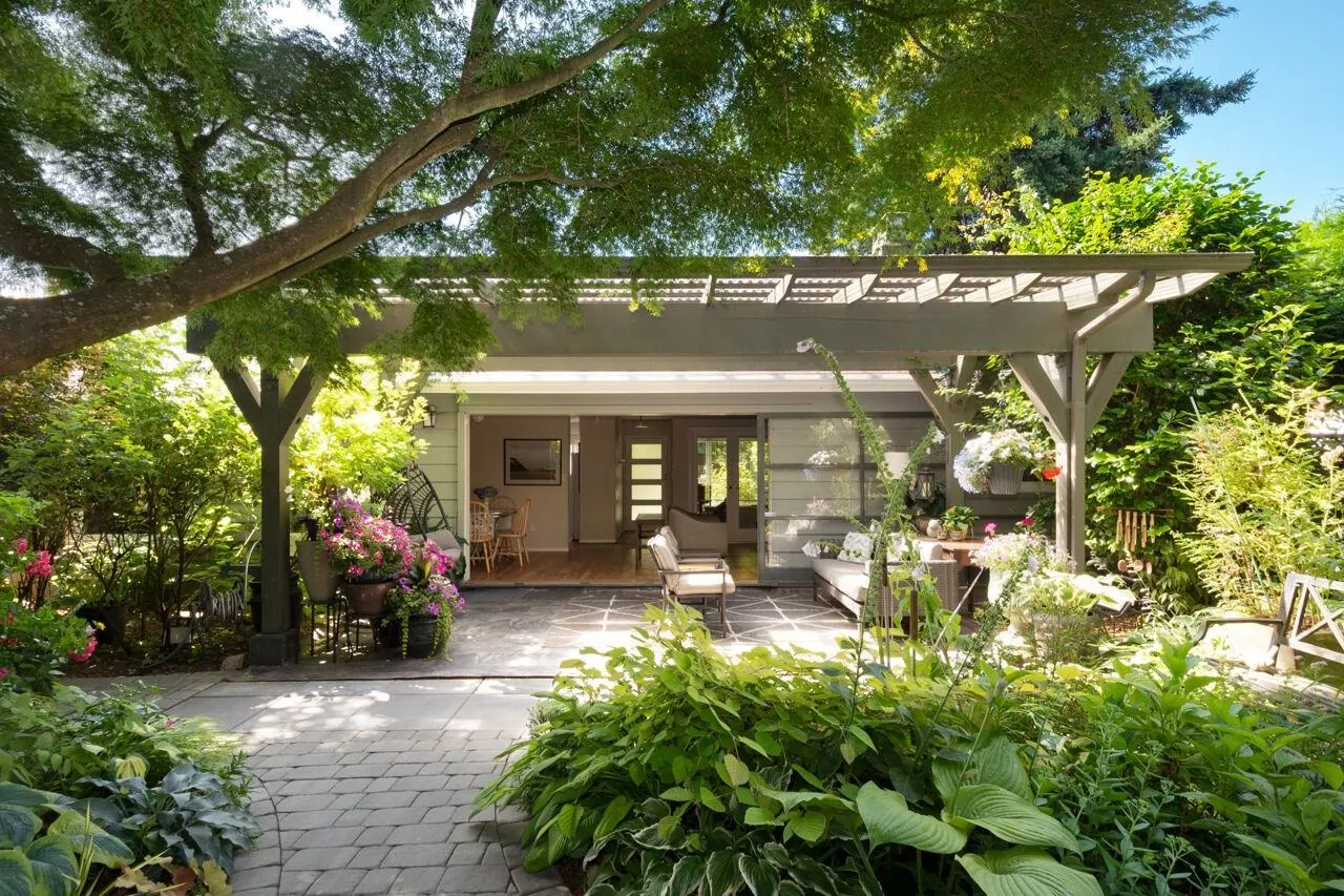 1132 Maplewood Crescent