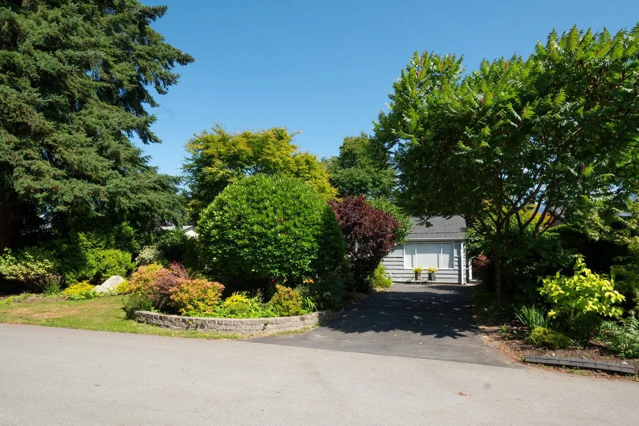 1132 Maplewood Crescent