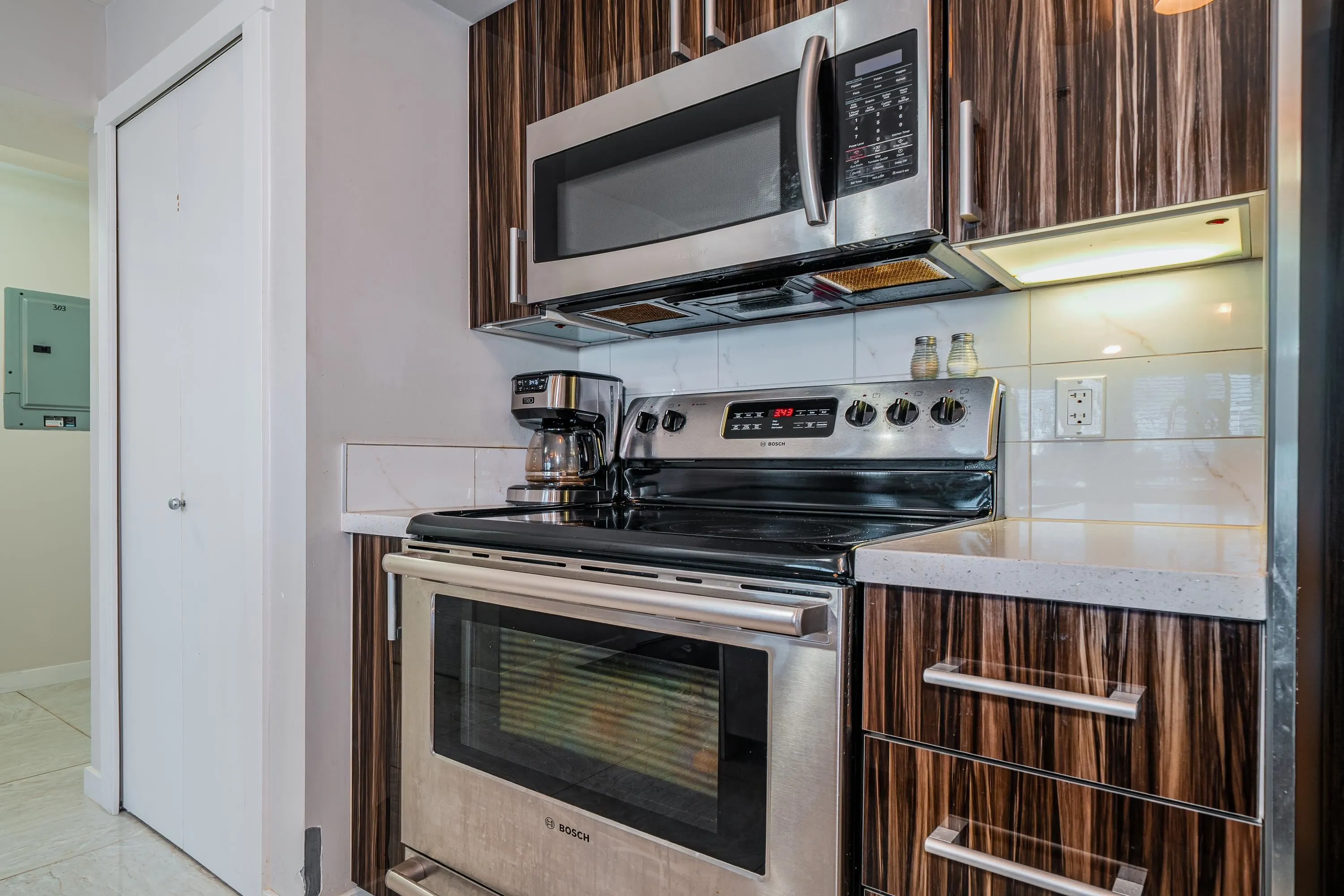 303 22318 Lougheed Highway