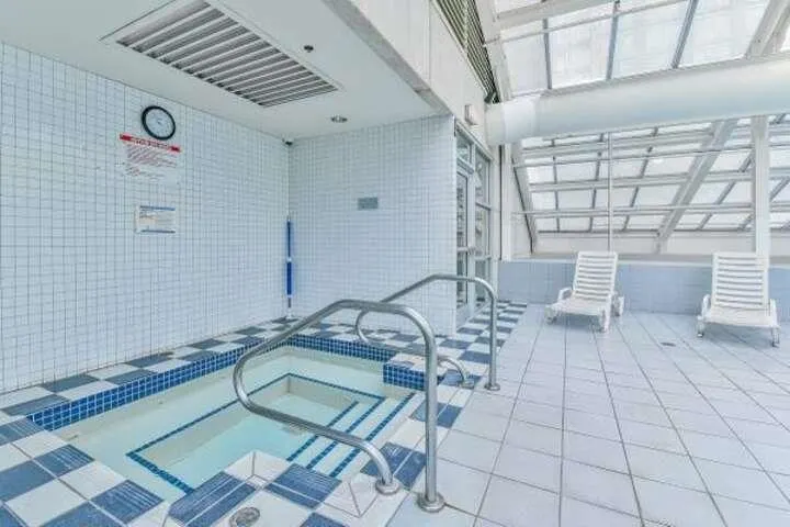 810 438 Seymour Street