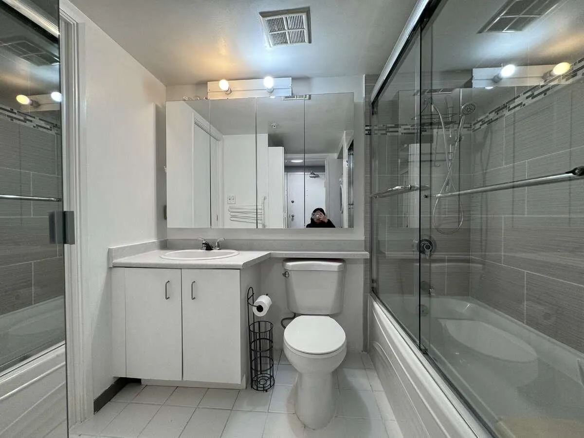 810 438 Seymour Street