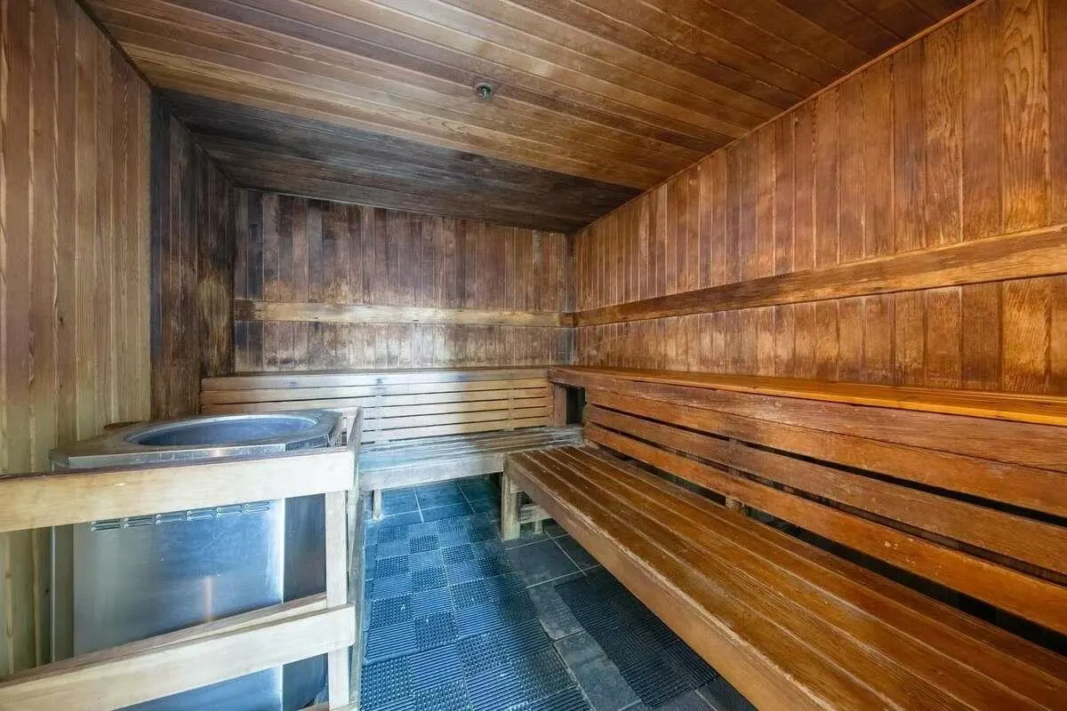 810 438 Seymour Street