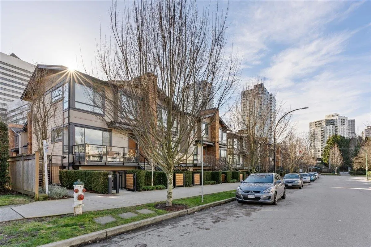 37 3728 Thurston Street