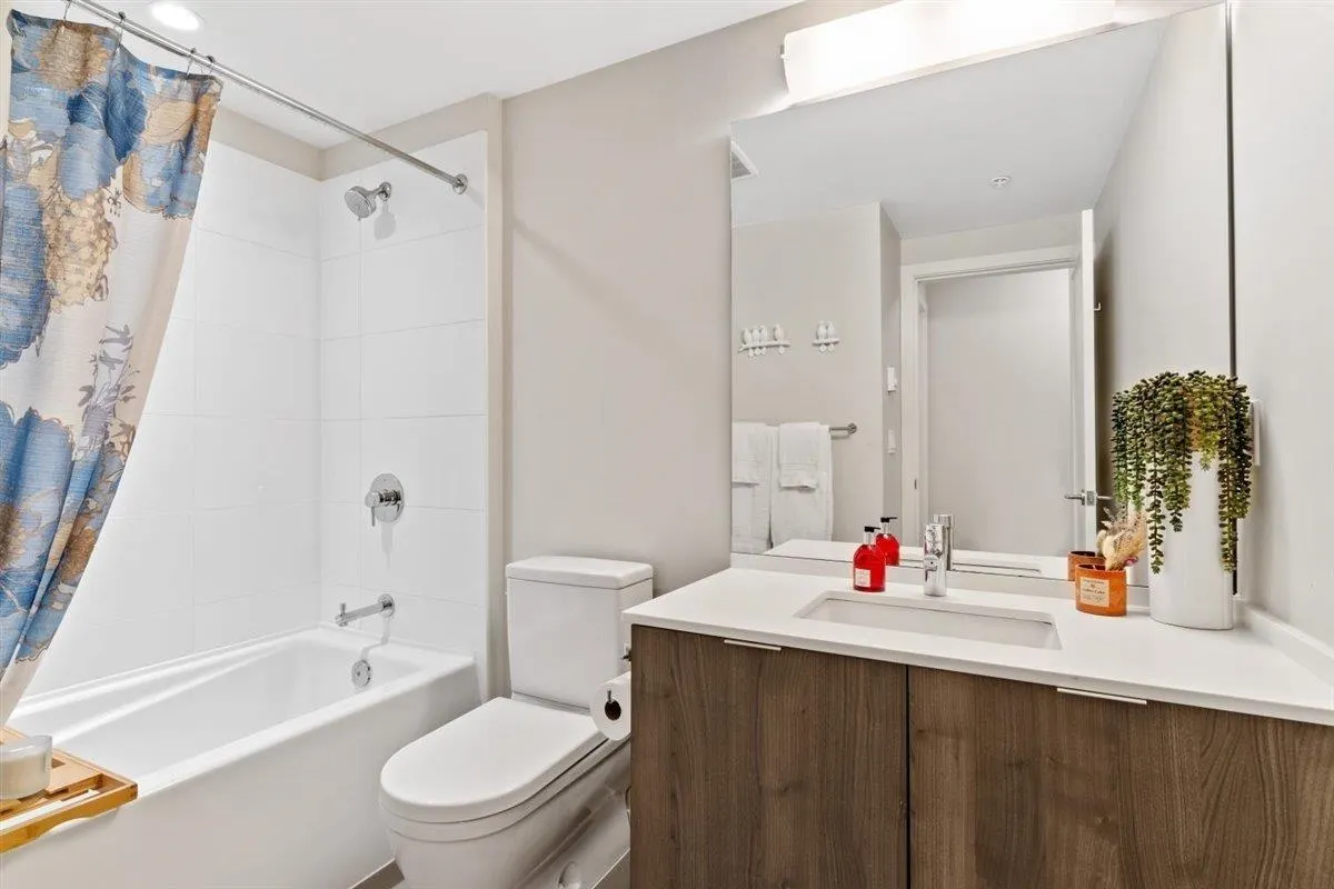 37 3728 Thurston Street