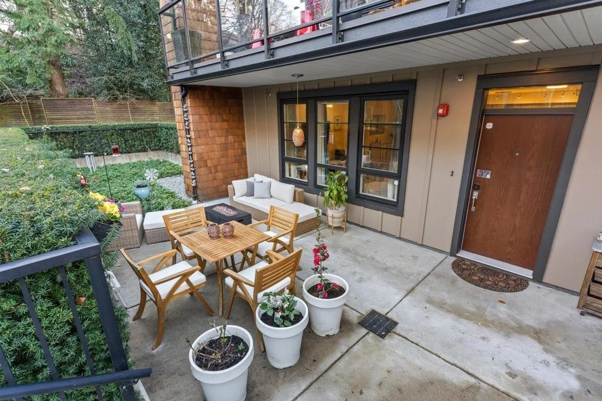 37 3728 Thurston Street