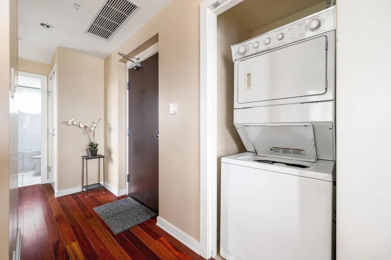 1206 1005 Beach Avenue