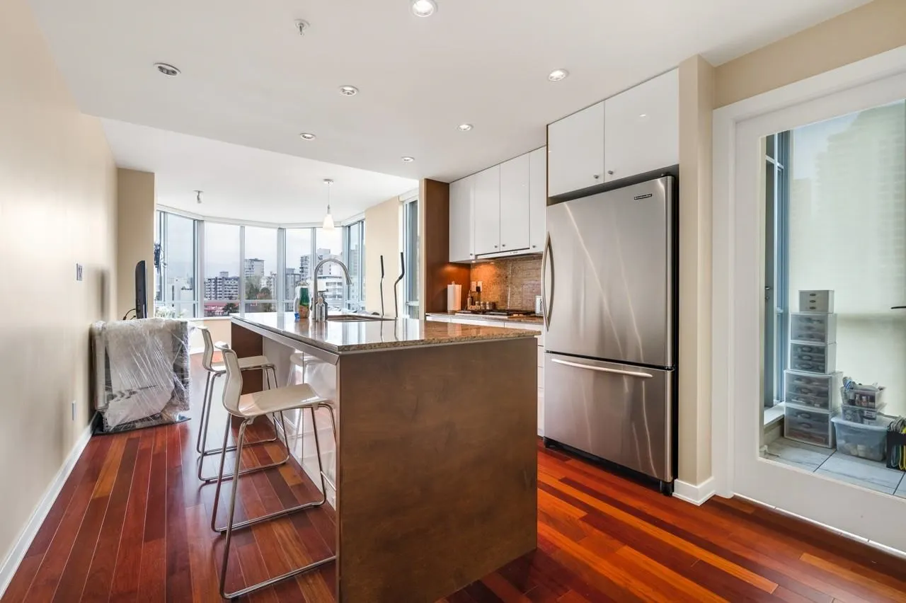 1206 1005 Beach Avenue