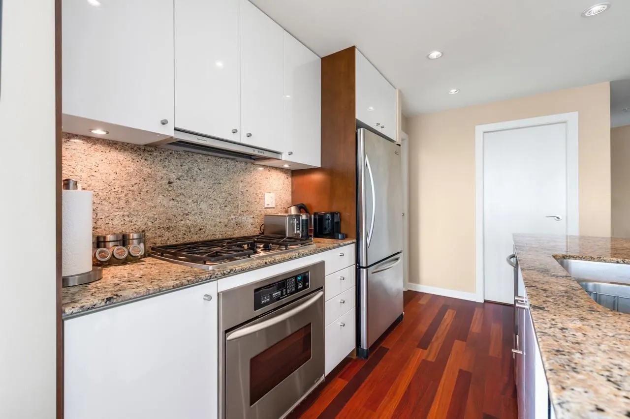 1206 1005 Beach Avenue