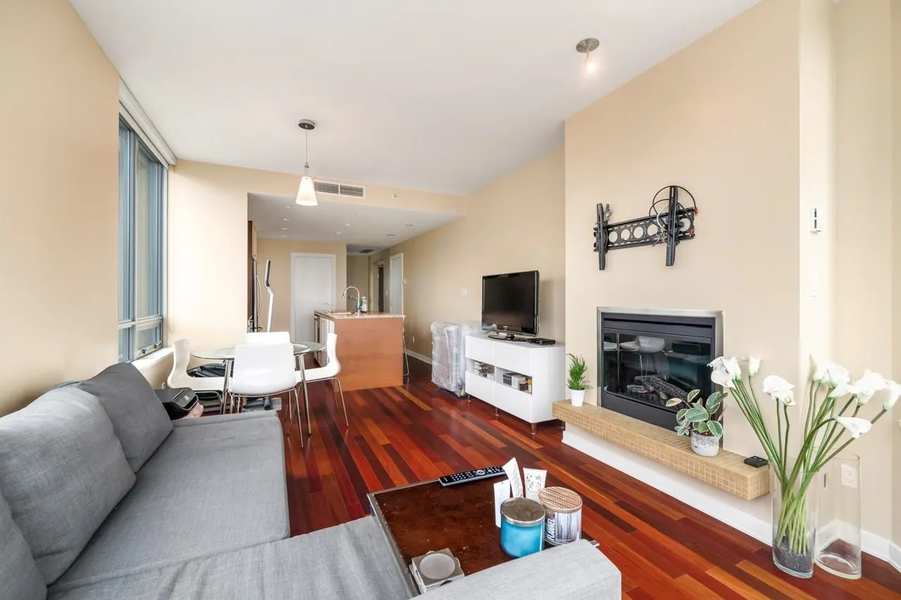 1206 1005 Beach Avenue