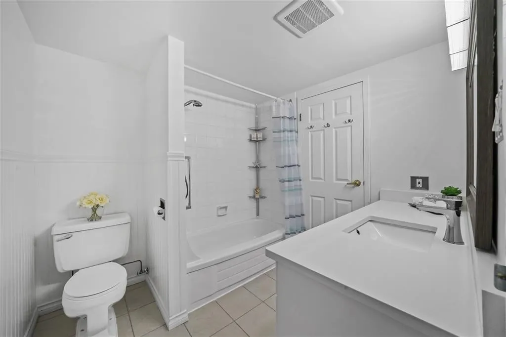 214 1955 Woodway Place